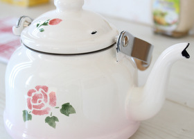 マニーローズ ホーロー ストレーナー付きミニケトル － フレンチ