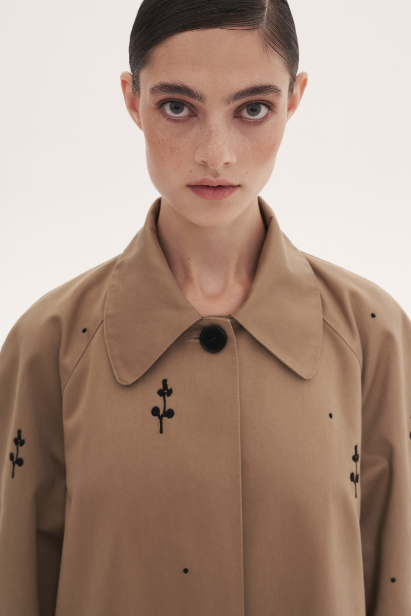 BEIGE ROSE EMBROIDERED TRENCH COAT | CULT MIA | DELEGAN