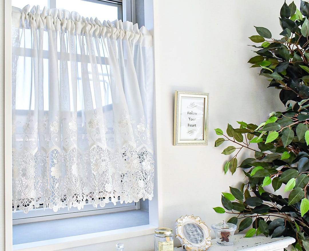 お花がいっぱいの刺繍が揺れる、愛らしい刺繍カフェカーテン| カーテン