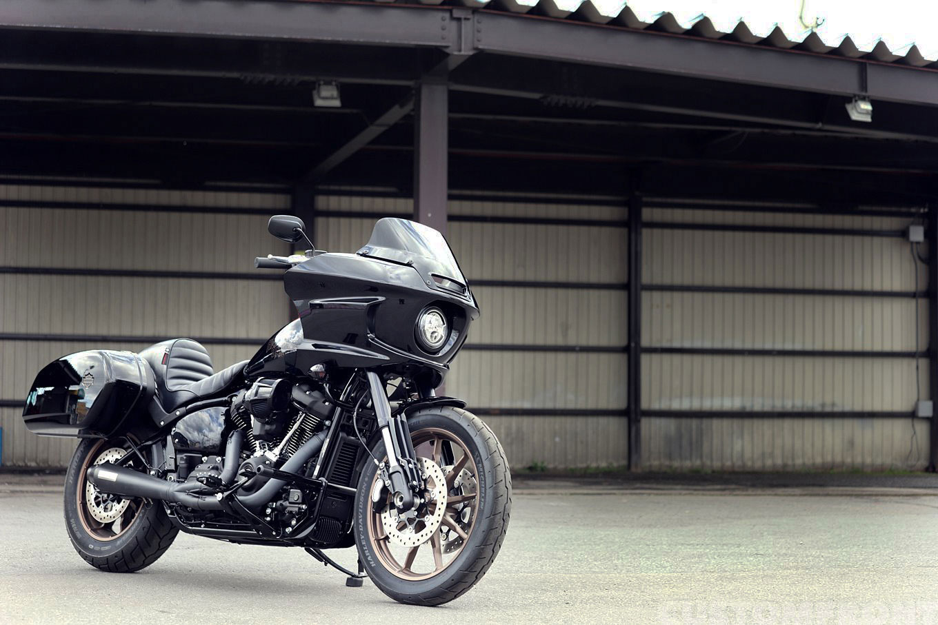 スターモーターサイクル ハーレーM8 FXLRST（ソフテイルローライダーST