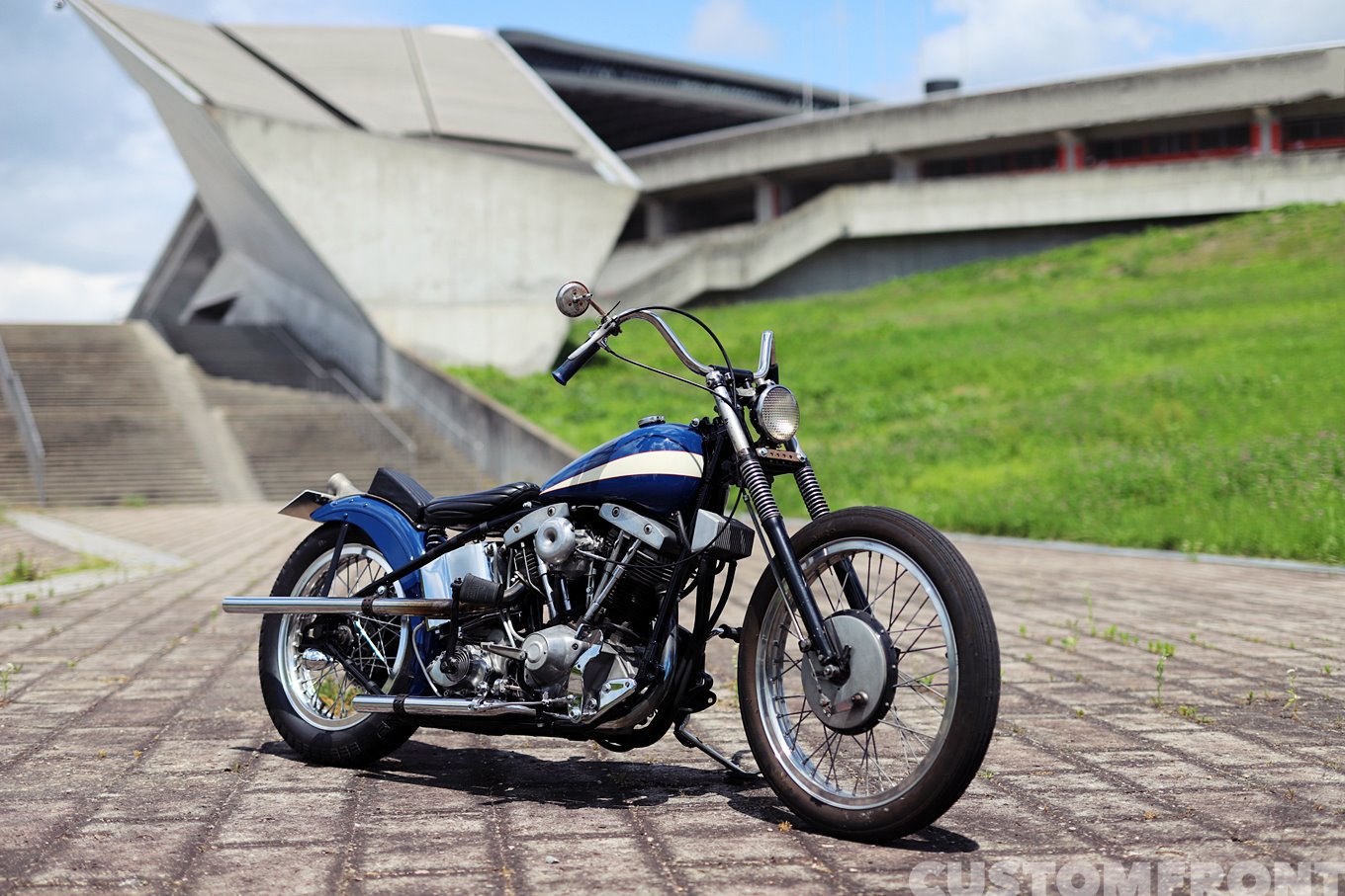 モトリガレージのハーレー ボバースタイルのショベルヘッド FLH 1982年