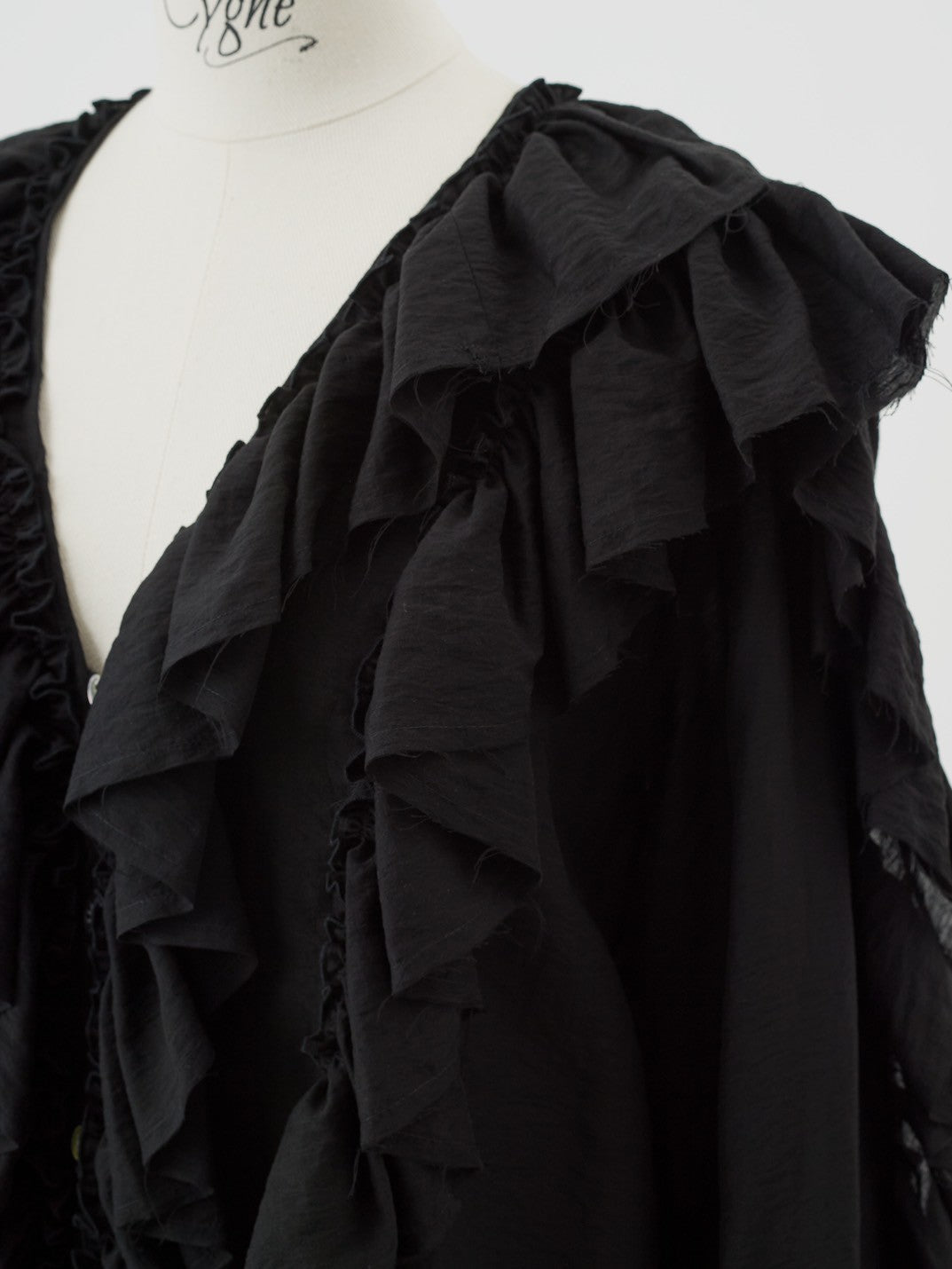 ボリュームフリルブラウス Alan｜Cygne(シーニュ) 公式サイト