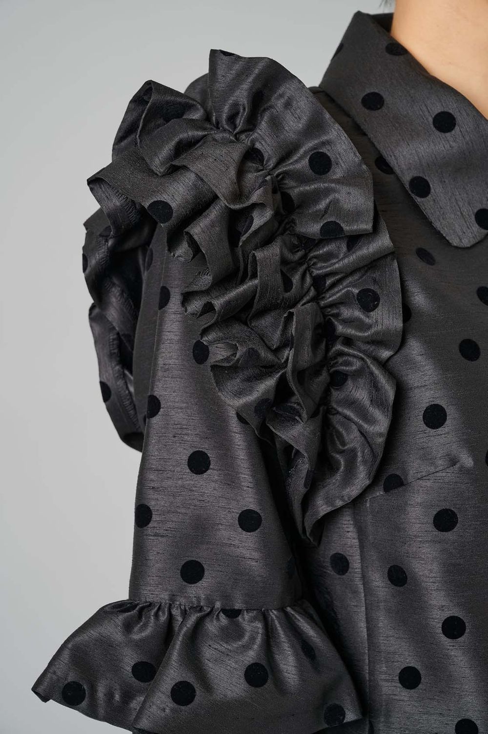 hue DAY TO EVENING｜フリルスリーブパールドットプラウス