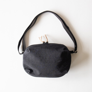 FUKUI SIWAナイロンボディバッグ S／NIZYU KANO（ニジュウカノウ