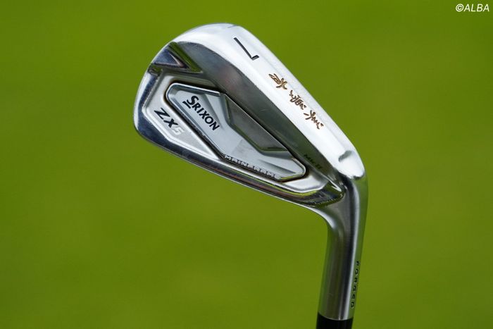 写真] 今季初優勝の山下美夢有が愛用するアイアンは、なぜソールの