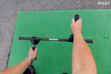 今年話題になった練習器具『魔法のクランク』をゴルフ大好きモデルが