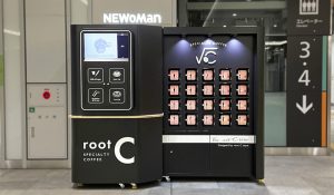 NEWoMan新宿】2階エキナカに次世代自動販売機、AIカフェロボット『root