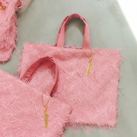 秋まで使える大人ピンクの「フリンジバッグ」でベーシック服を更新