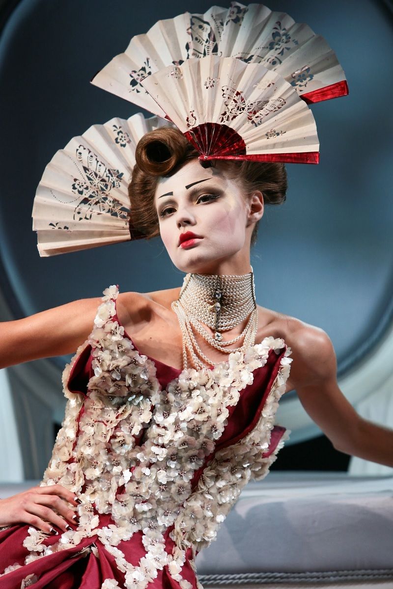 The folding fan is the topical accessory for summer 2022 - nss G-Club