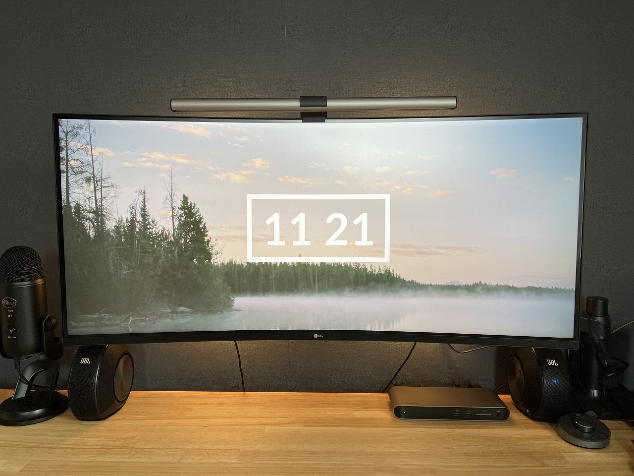 デスクまわりが劇的変化「PHILIPS Hue Play ライトバー」でオシャレな