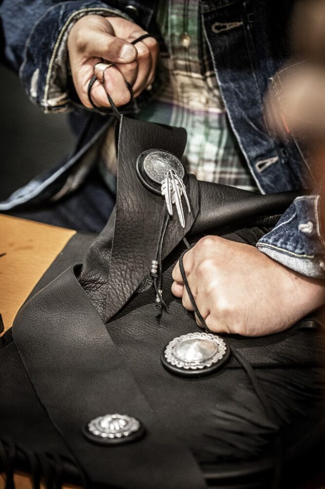 ラリースミス」が作るネイティブアメリカンのディアスキンバッグ