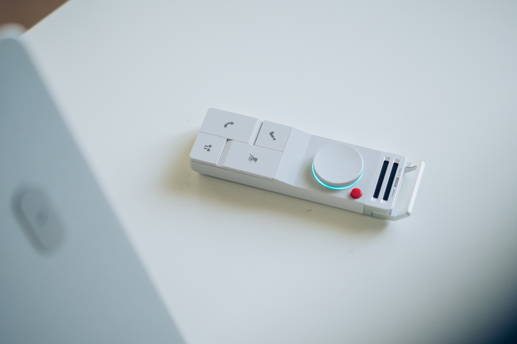 イヤホン越しの声まで拾う！AI搭載ボイスレコーダー「HiDock P1」が