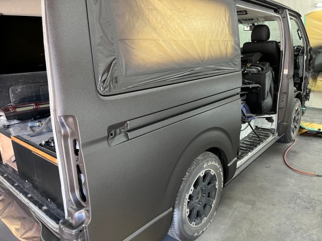 200系ハイエースをラプターライナーによる茶紫色ベース全塗装｜傷・錆