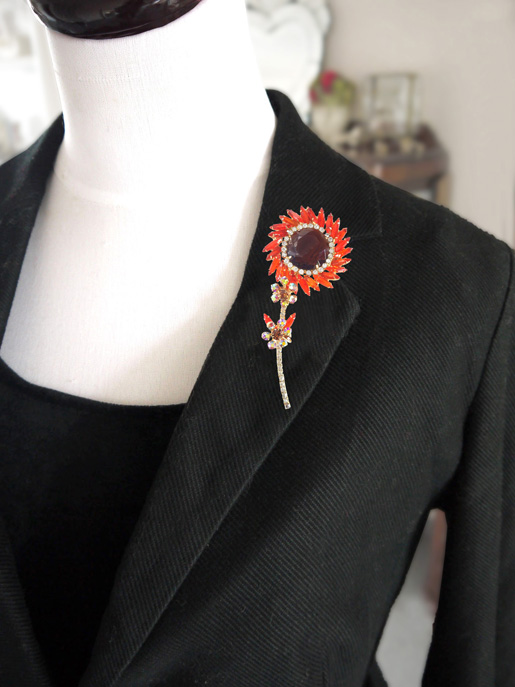 JULIANA | オレンジとブラウンのフラワーブローチ - コスチューム