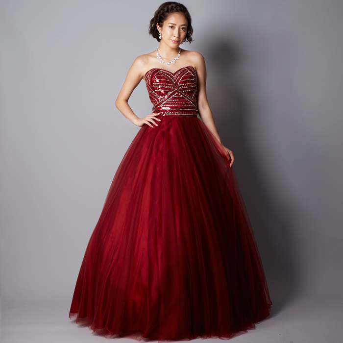 キラキラの装飾が目を引く派手さを極めたワインレッドカラードレス