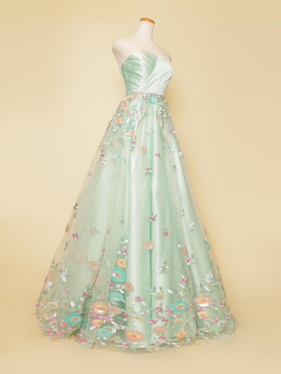 パステルミントグリーンの軽やかな可愛らしさを演出した演奏会カラー