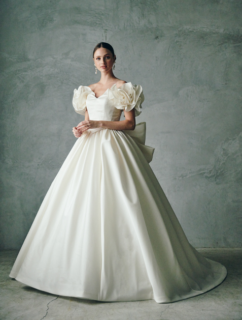 花嫁さま一人一人の夢を叶えるユミカツラのウェディングドレスの数々*̣