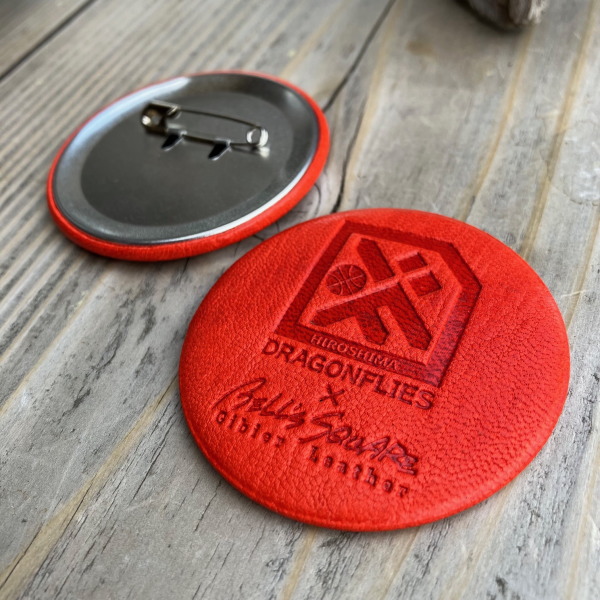 広島ジビエレザー×ドラゴンフライズ鹿革缶バッチ 1個(缶バッチ