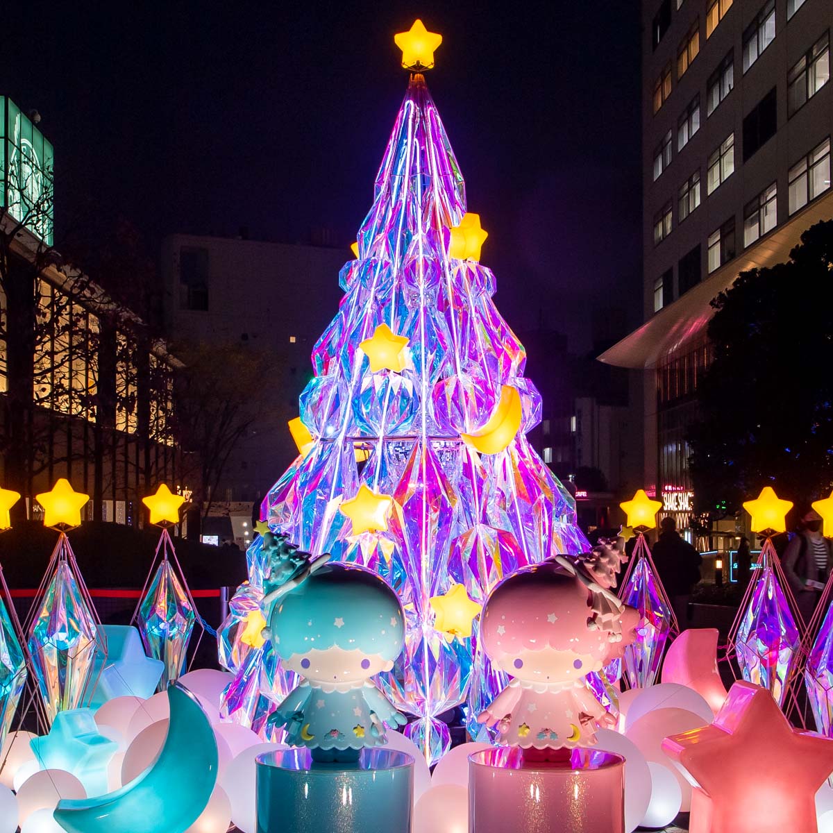 キキ＆ララカラーに輝く巨大クリスマスツリーが登場！新宿サザンテラス