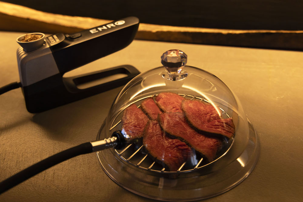 室内外問わず手軽に使える燻製器、5分で燻製料理が楽しめる優れもの