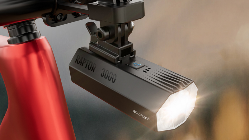 最大3000ルーメンの明るさを誇る自転車用ライト、最大55時間点灯可能な