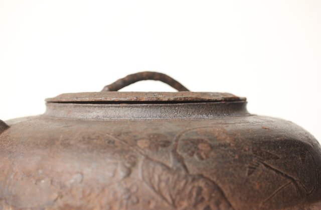 平蜘蛛釜/透木釜 M383｜骨董店 のびる 古美術 骨董 和風建具 蔵戸 買取