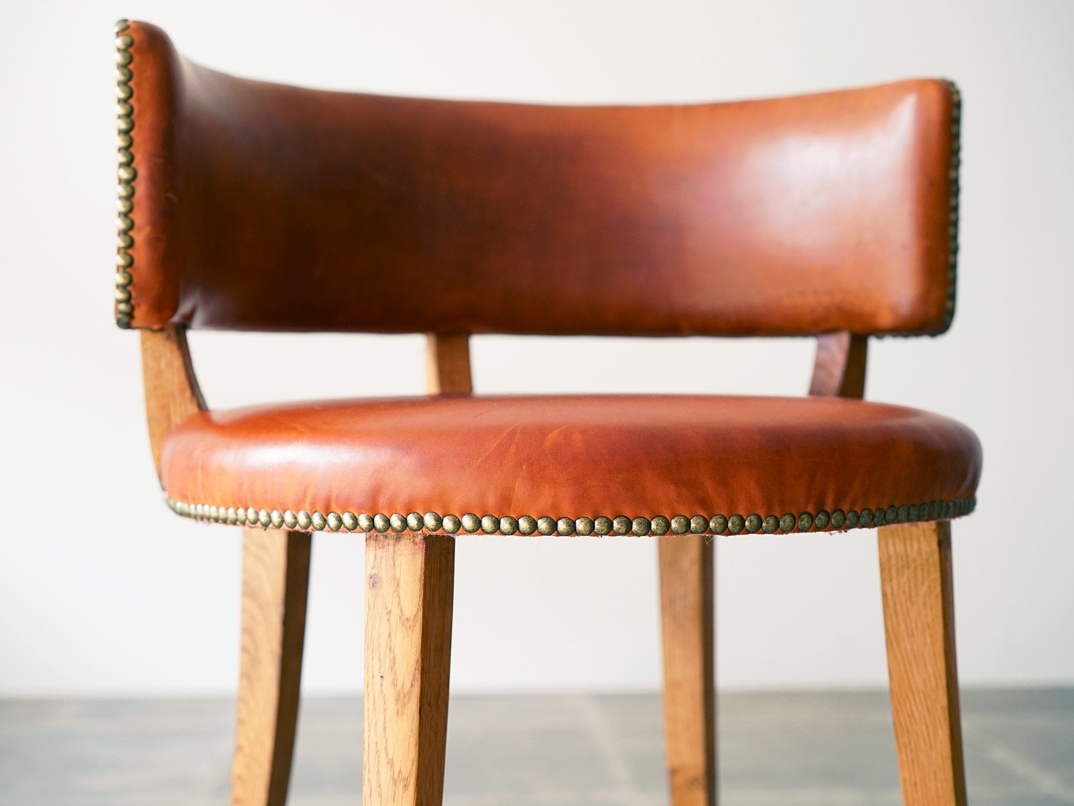 デンマークデザイン レザー張りのアームチェア 丸い背もたれにアーチの