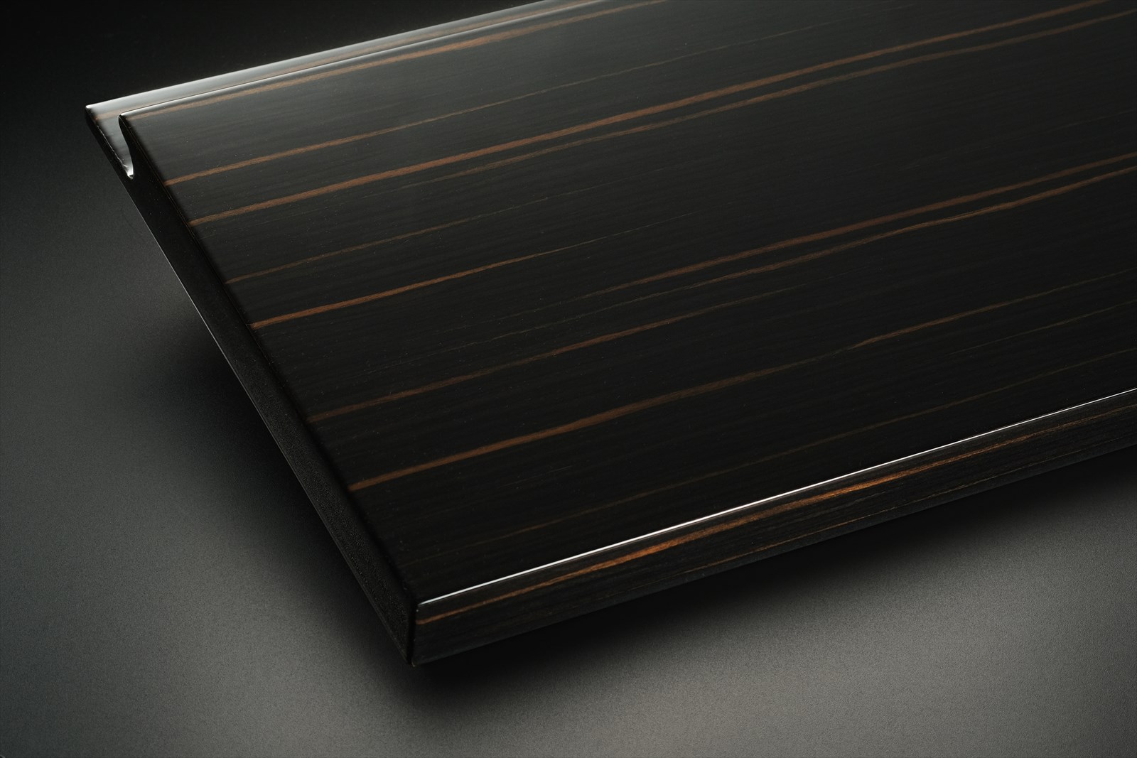 突板をハイグロス仕上げ（鏡面）を行う事で素材のもつ深い色味を表現