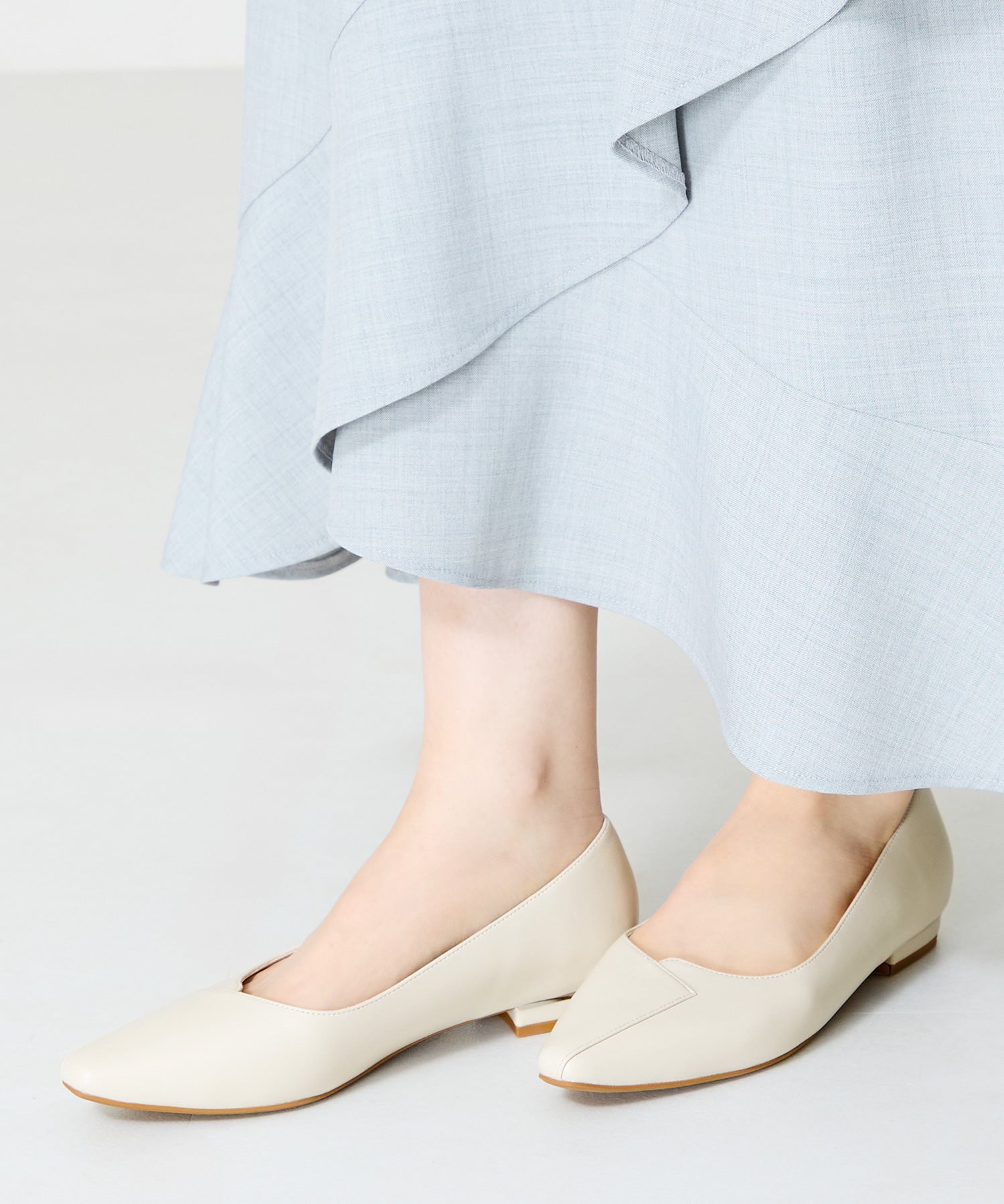 WEB限定】アシンメトリーデザインフラットパンプス/55102