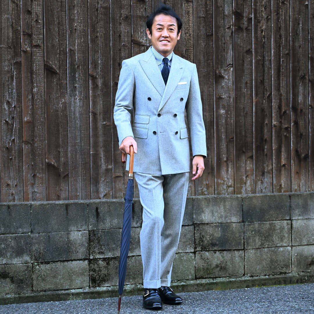 ライトグレーのフランネル素材でクラシカルなダブルスーツ “CANONICO