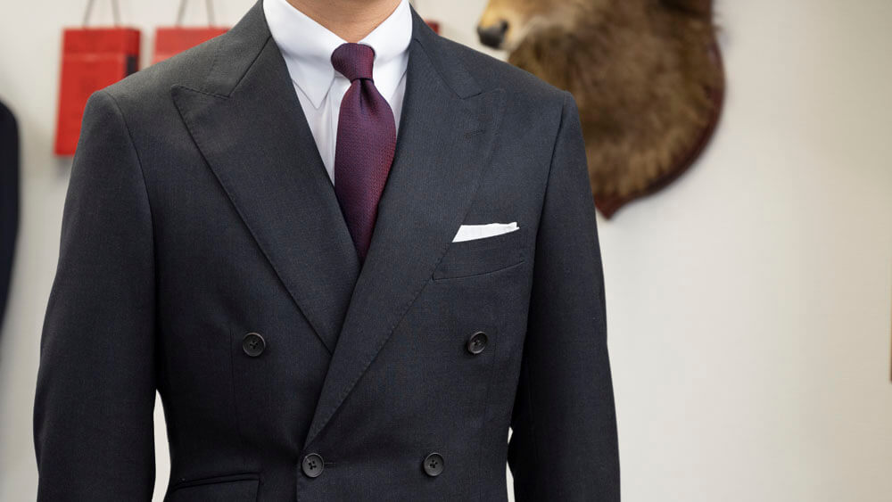 ダブルブレストのスーツは、男性らしさの表れであり、魅力的です