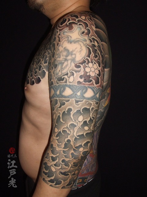 腕に渦潮、額彫りひかえカイナ七分の刺青タトゥー：東京二代目江戸光