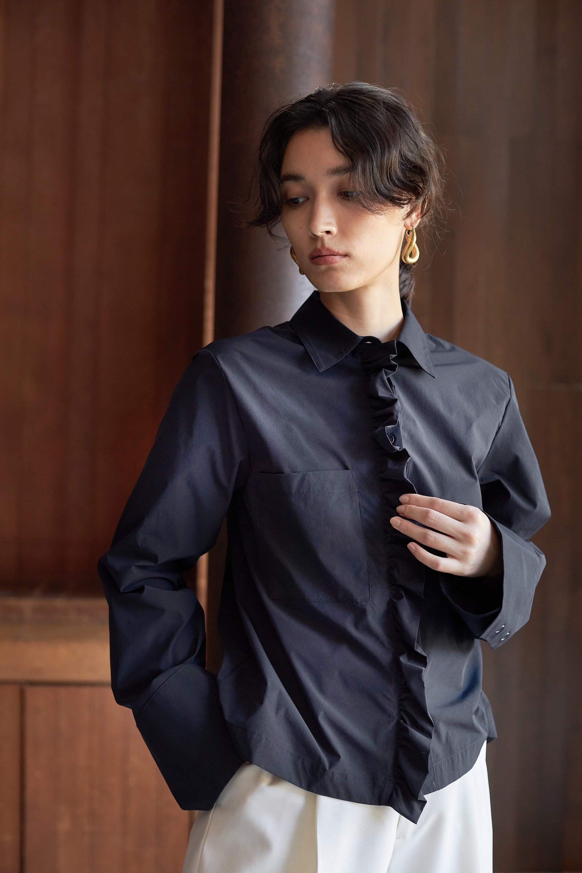 ラッフルフリルブラウス【NAVY】 – ELLIE