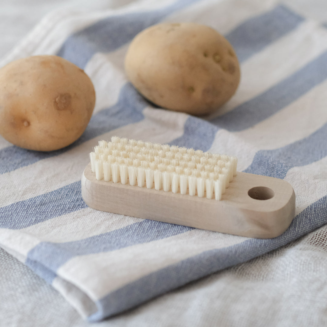 やっかいな爪の汚れに、天然毛のネイルブラシ – Envelope