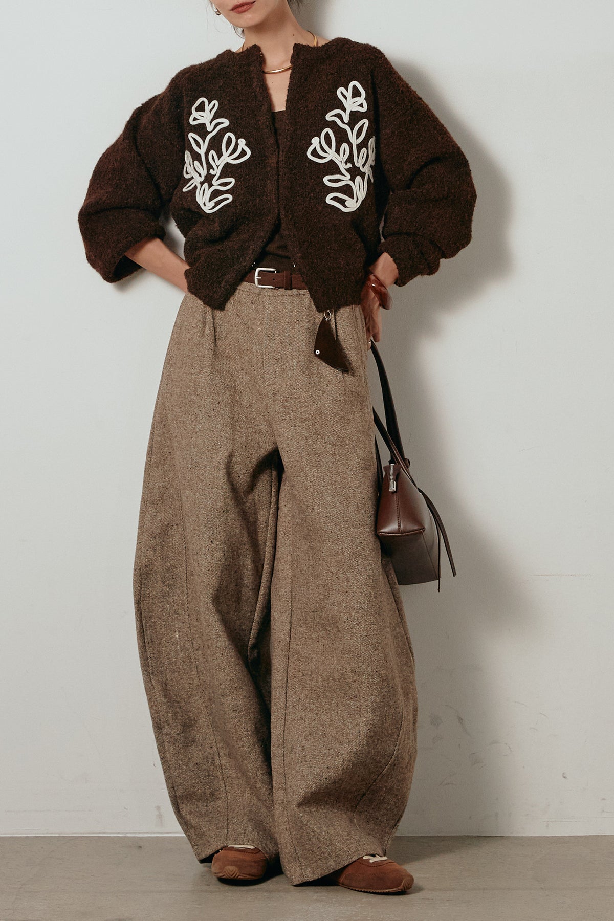 即納】ベルト付きネップツイードカーブパンツ/コーヒー – ESICA