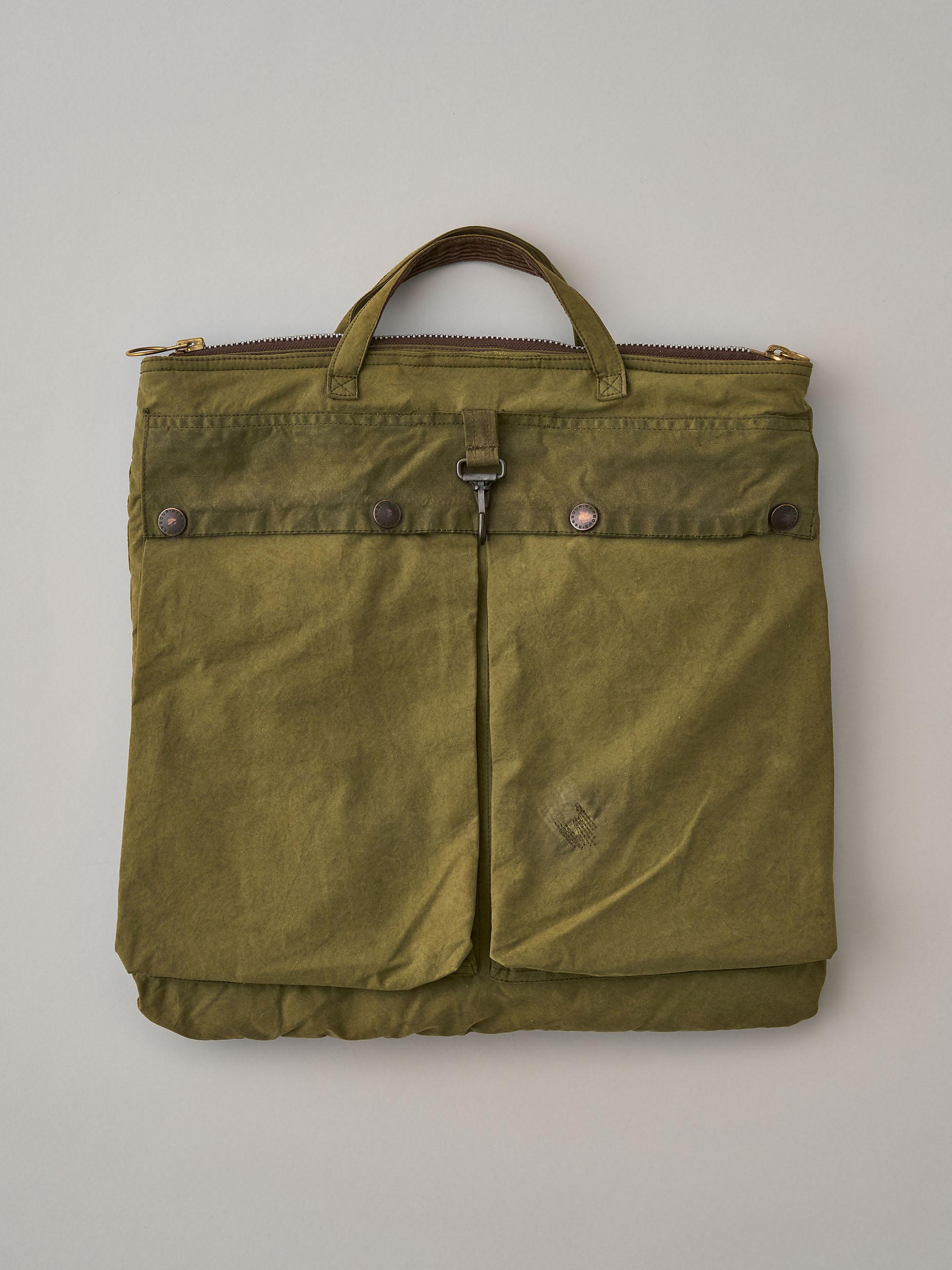 伝統あるイギリスのオイルドジャケットから一点物のバッグを再構築