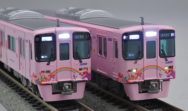 京王 9000系 サンリオキャラクターズフルラッピングトレイン – 新製品紹介