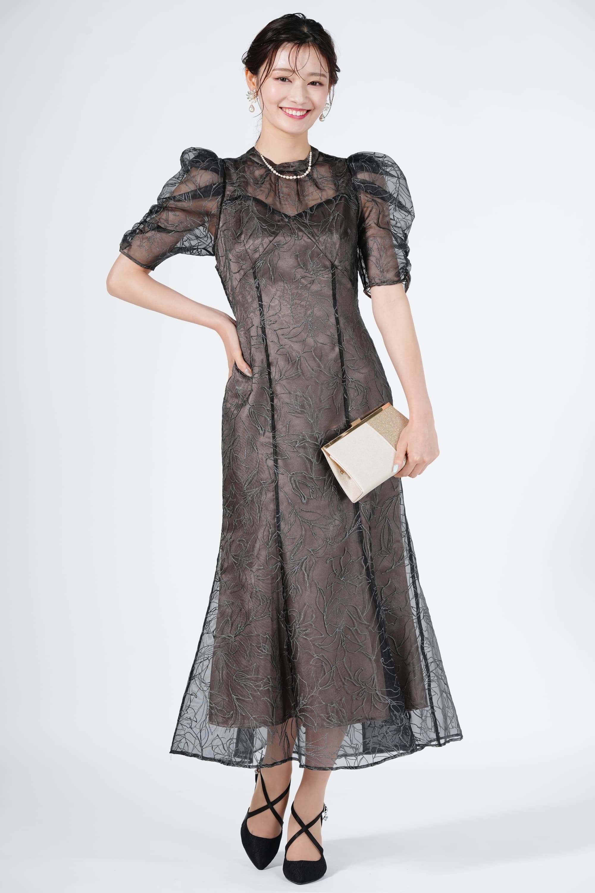 LILY BROWN エンボスグリッター刺繍ブラウンドレス (M) をレンタル