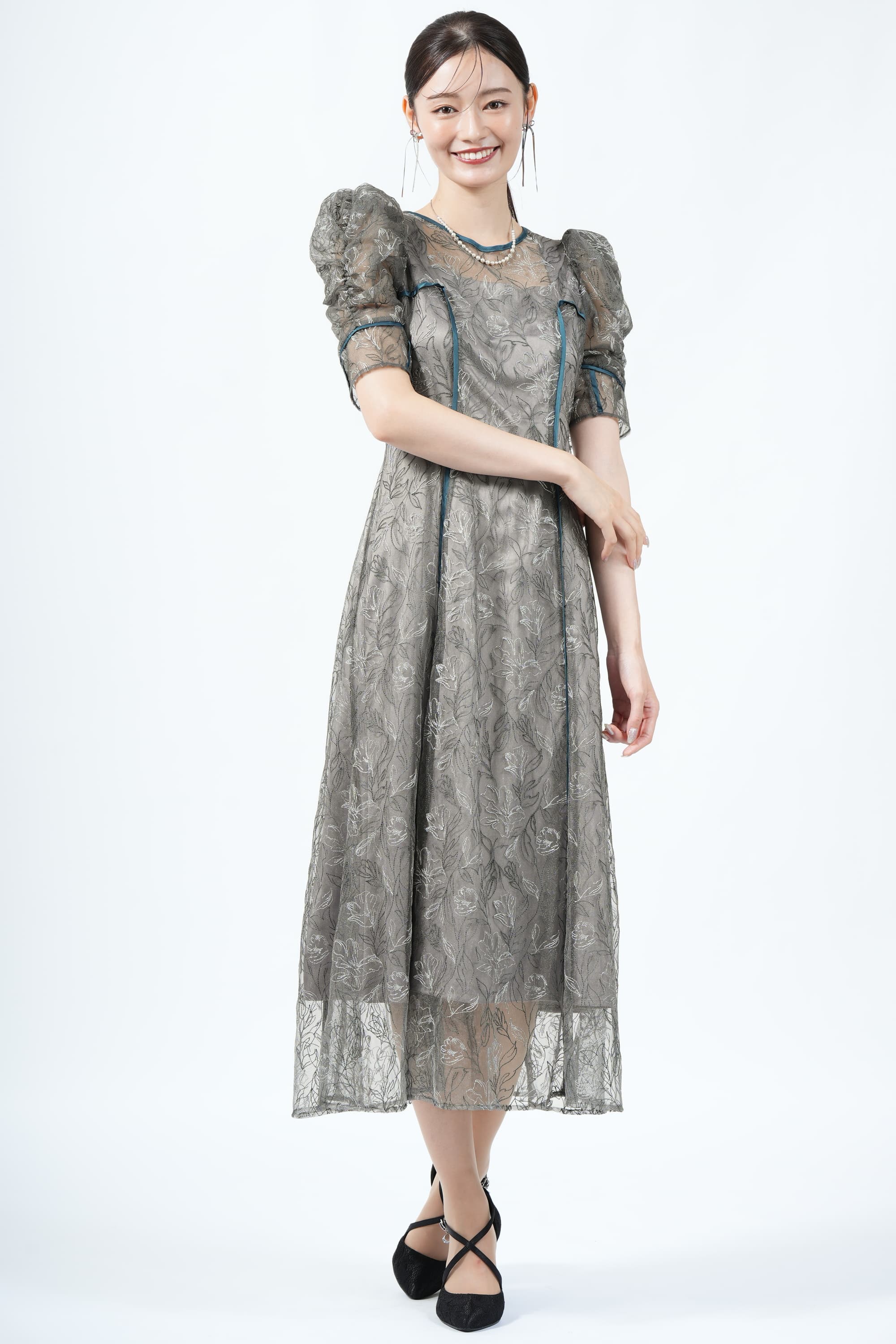 LILY BROWN パフスリーブ花刺繍グレードレス (S) をレンタル - 結婚式