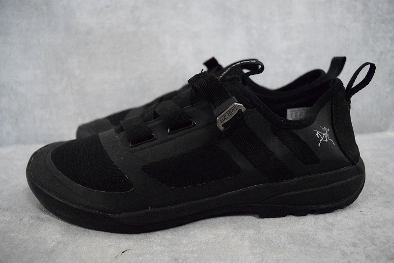 アークテリクス 黒 ブラック スニーカー 靴 アウトドア テック