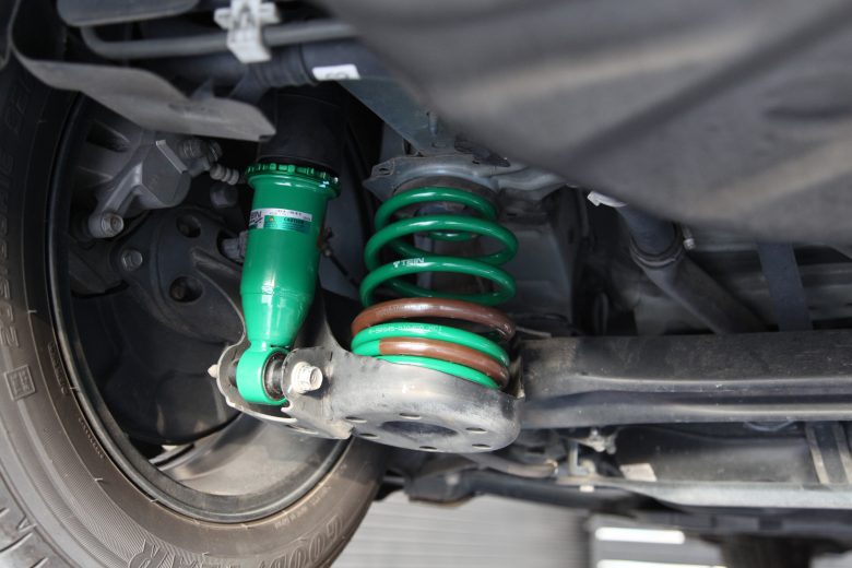 プリウスα ZVW41 TEIN車高調取り付けと四輪アライメント - カー用品持