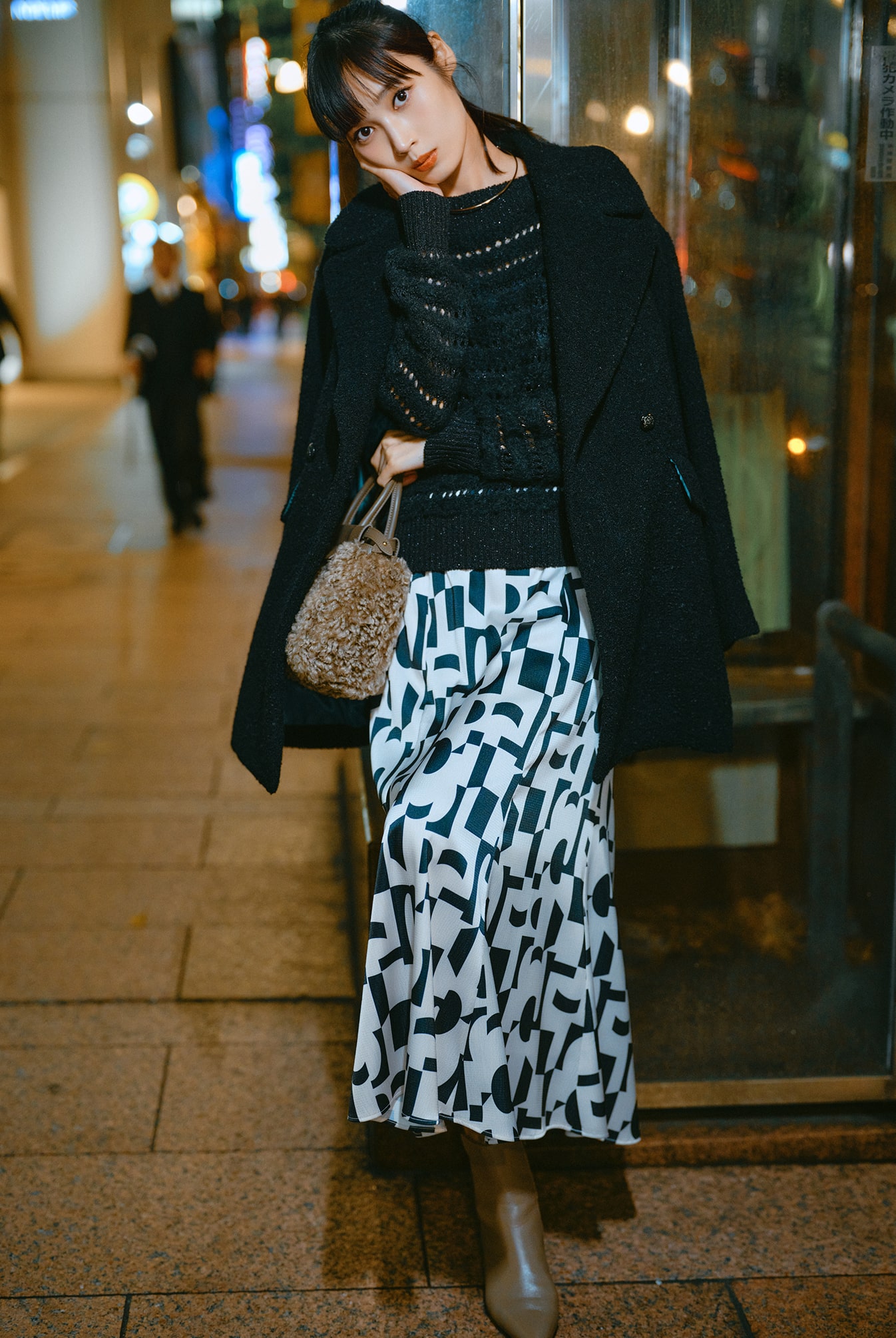 LOUNIEの最新作で夜を歩く Embracing winter in style and joy