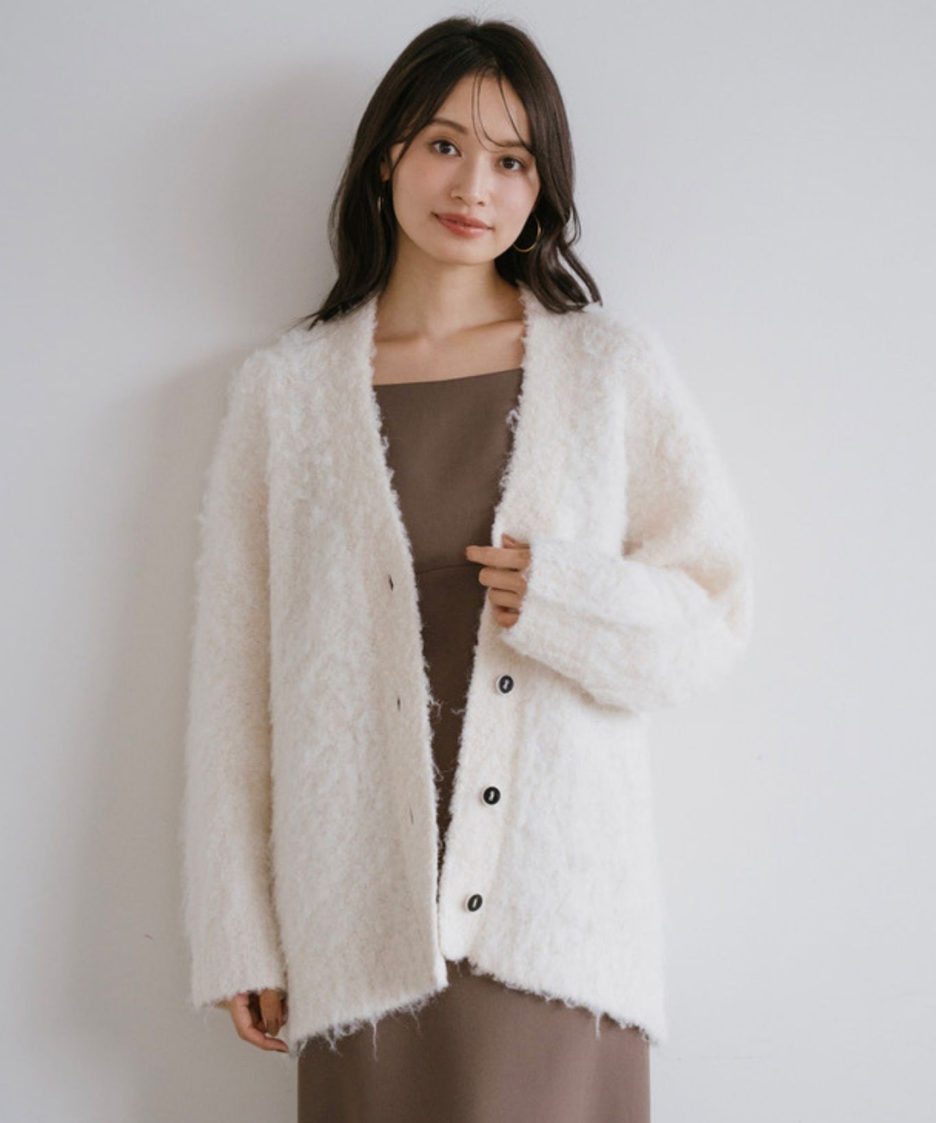 Vネックミドル丈ニットカーディガン｜Stola.（ストラ）公式通販サイト