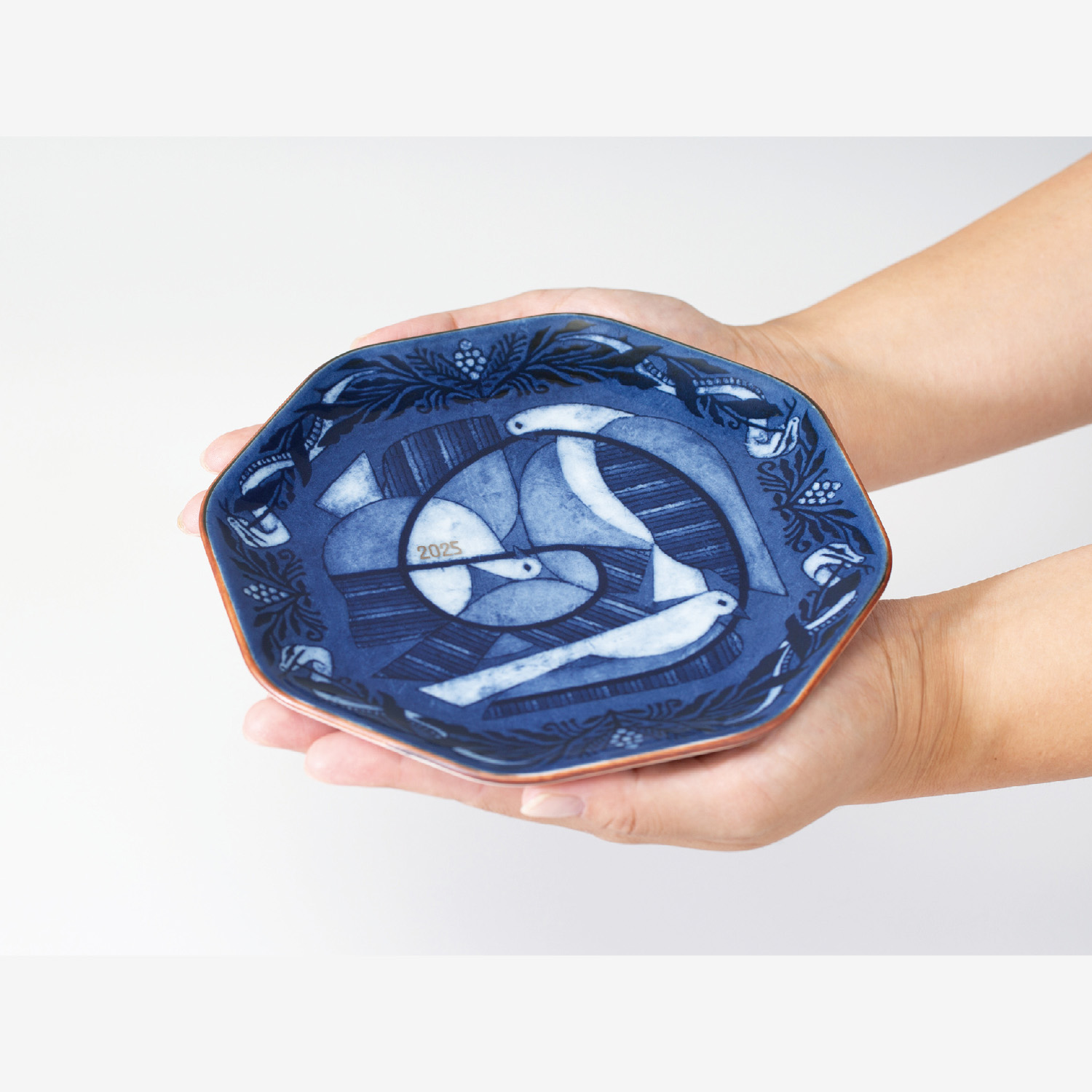 企画アイテム｜福田利之×波佐見 イヤープレート 2025年｜西海陶器