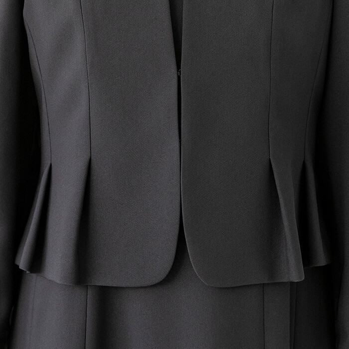 ペプラム使いのロング丈アンサンブル 11号・ブラック｜東京ソワール