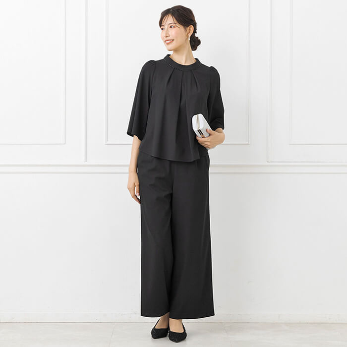 襟ぐりのビジューがポイントのセットアップ 9号・ブラック｜東京