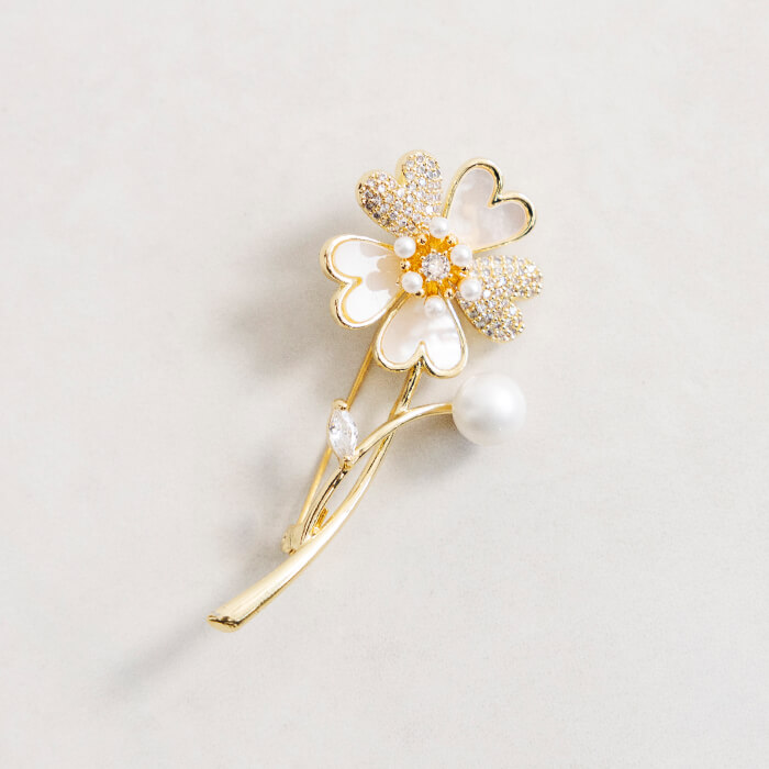 ハートリーフがかわいらしい、フラワーブローチ ・ゴールド｜東京