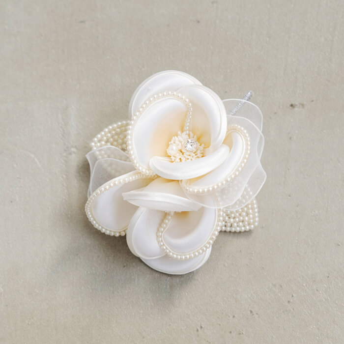 パールトリミングのフラワーコサージュ ・オフホワイト｜東京ソワール