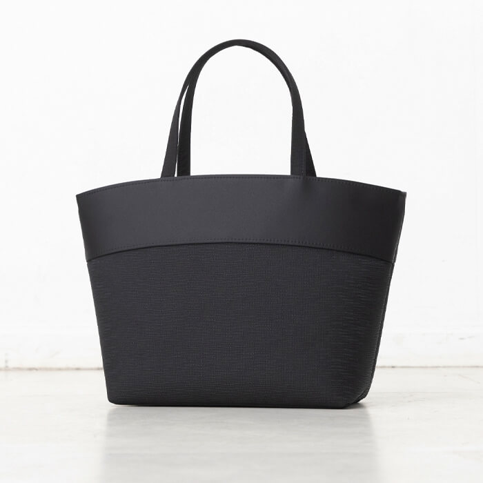 上品な切り替え、舟形トートバッグ ・ブラック｜東京ソワール