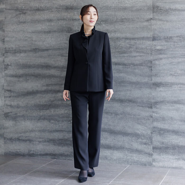 軽い着心地のパンツスーツ 9号・ブラック｜東京ソワールオンラインストア